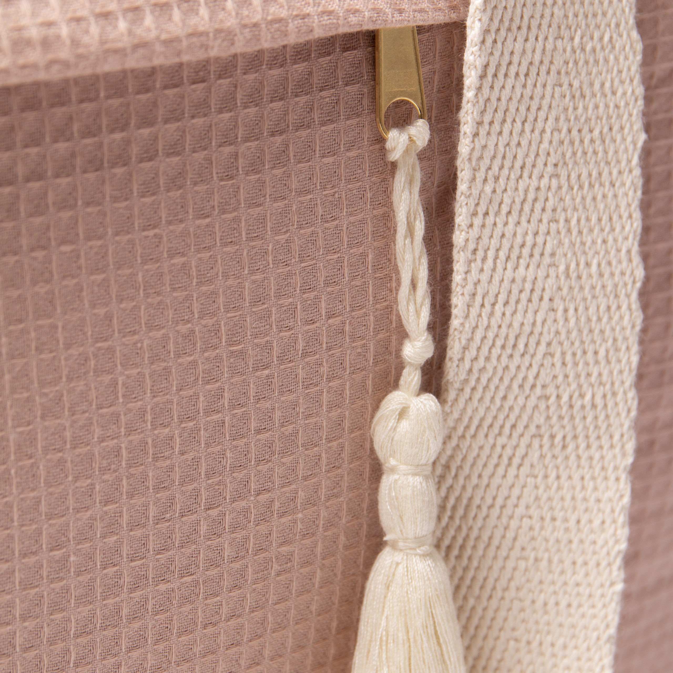 Opera-waterproof-maternity-bag-misty-pink-detail-nobodinoz.-2000000107721