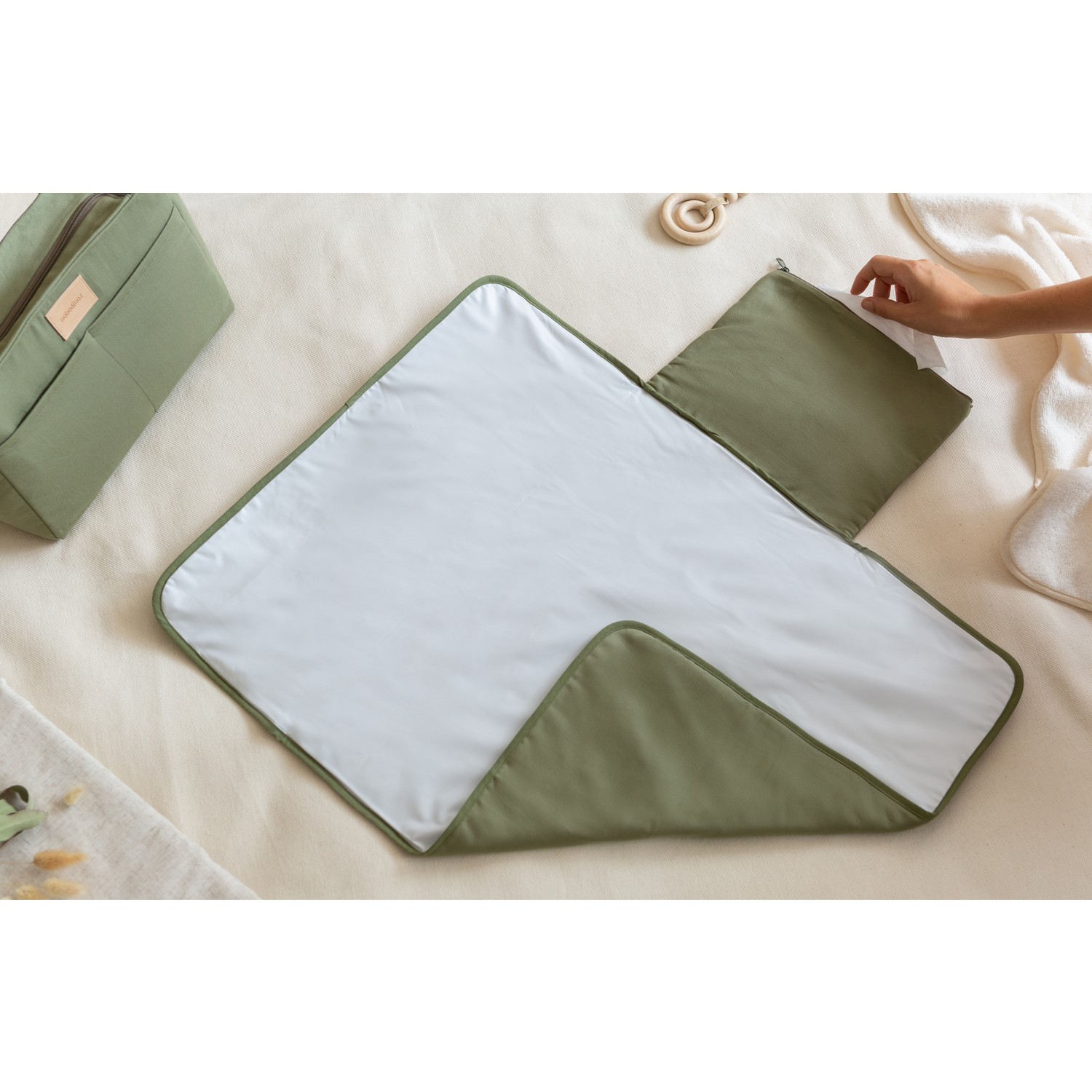 matelas-a-langer-baby-on-the-go-olive-green-nobodinoz.jbjt0w.max